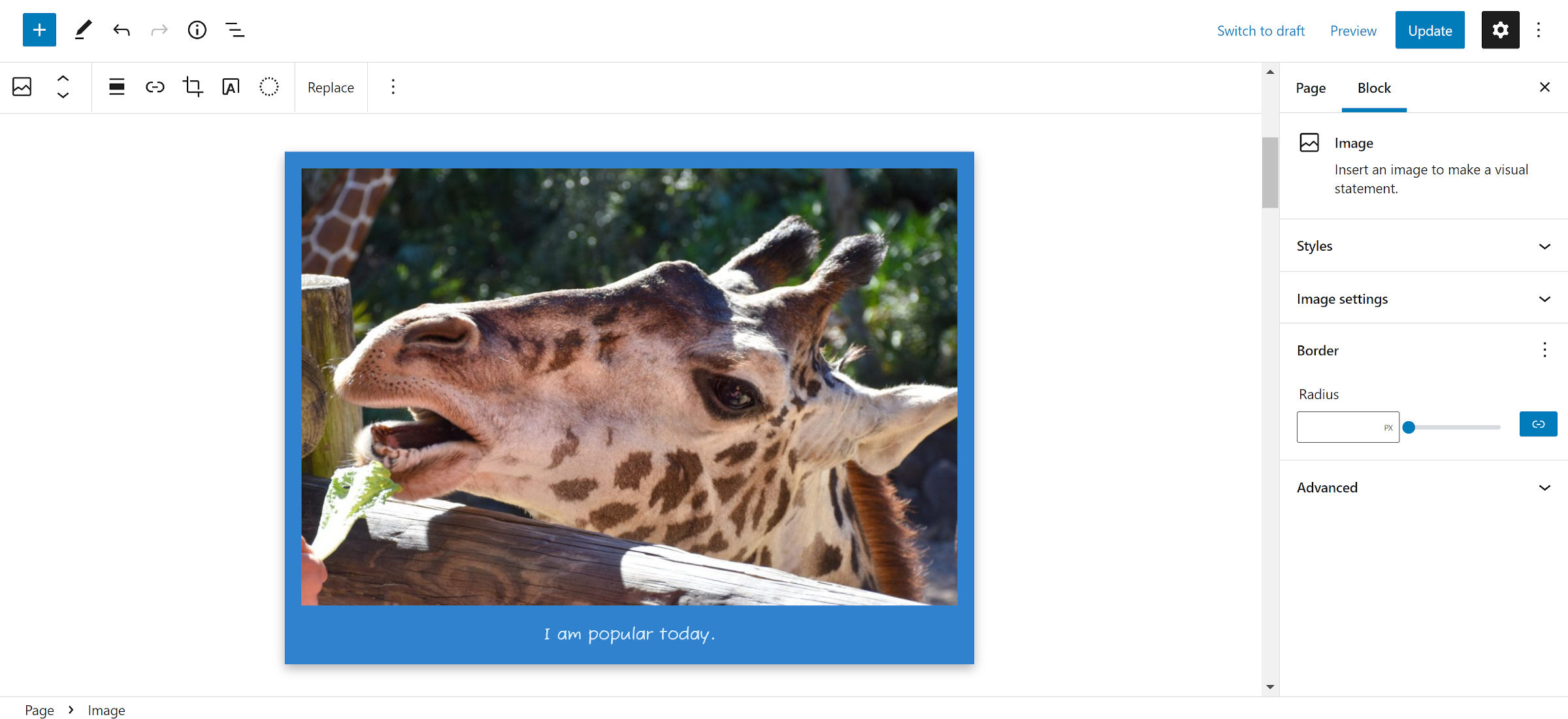 Dans l'éditeur WordPress, photo d'une girafe dans un cadre de style Polaroid avec un fond bleu.