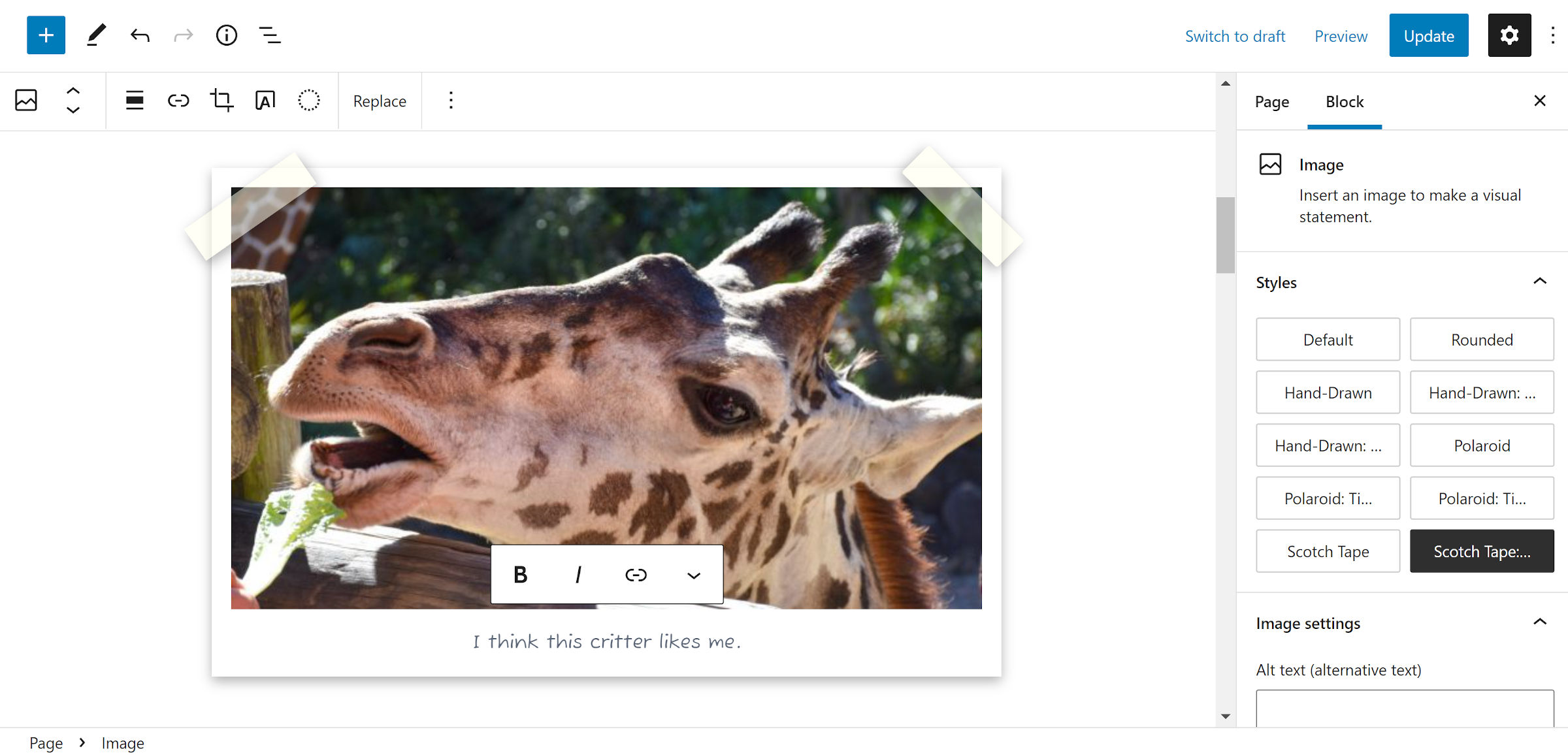 Photo d'une girafe dans un cadre de style Polaroid avec du scotch qui la maintient dans les coins supérieurs.  Ceci est présenté dans l'éditeur de blocs WordPress.