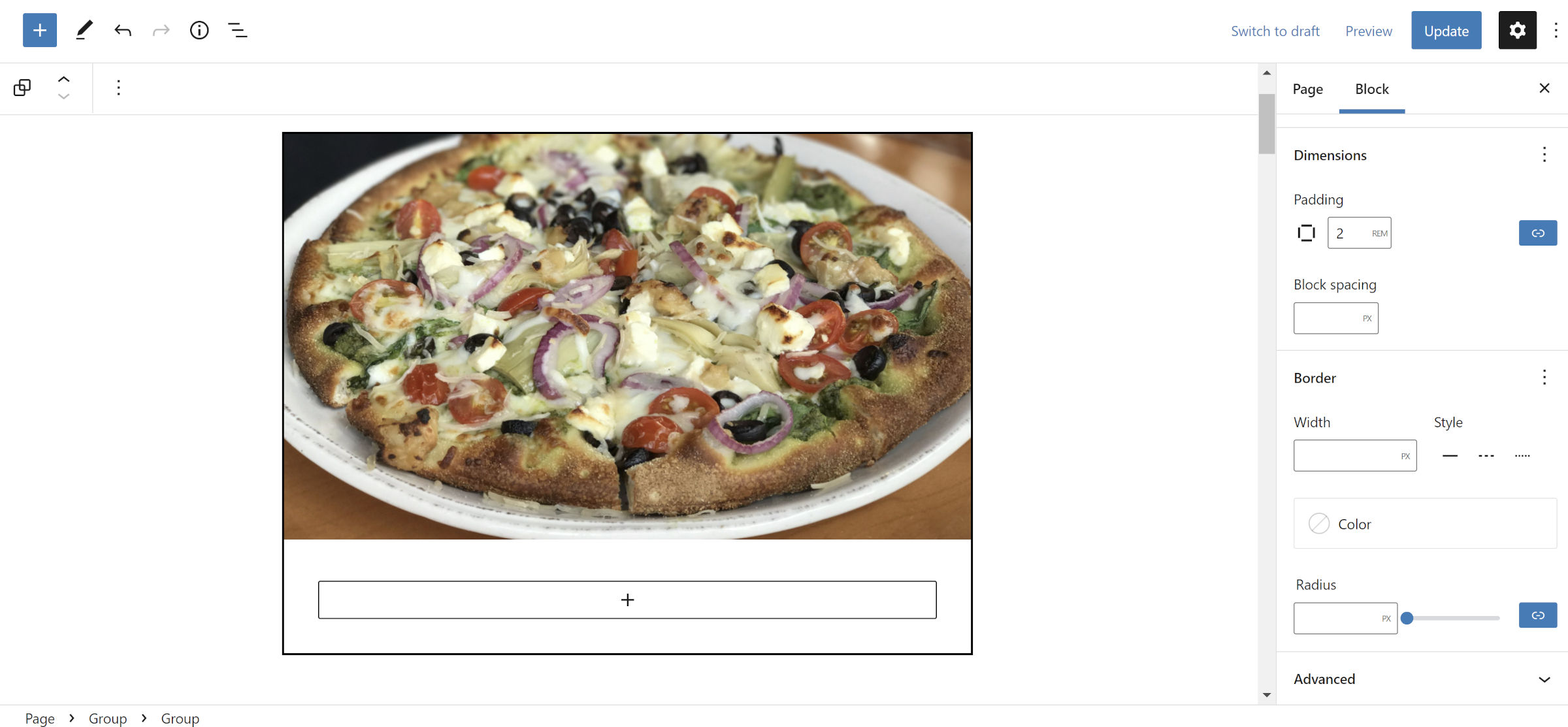 Une fiche recette dans l'éditeur de blocs.  En haut se trouve une image d'une pizza.  En dessous se trouve un bloc de groupe rembourré.