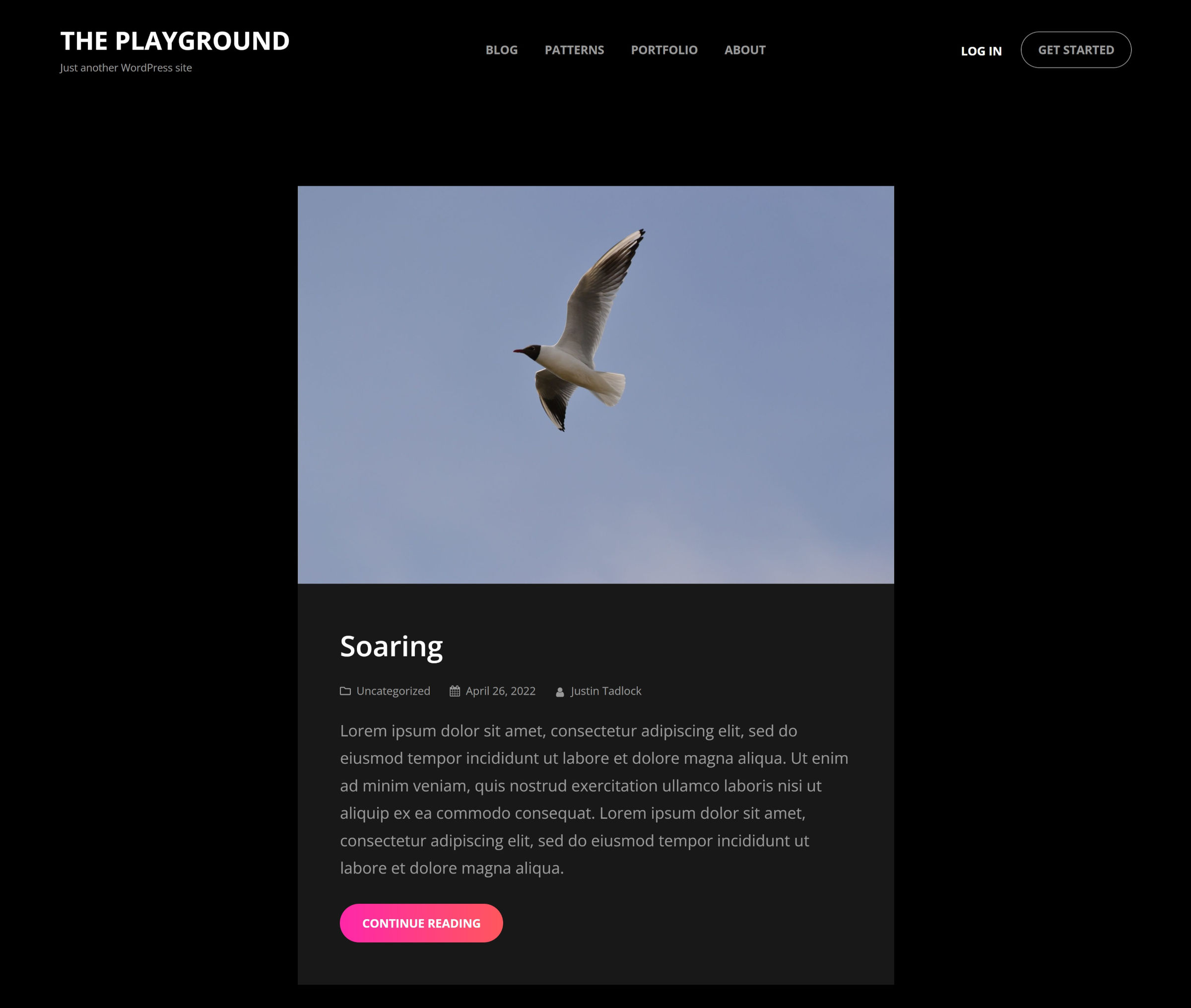 Design de tema escuro do WordPress que mostra um cabeçalho e um trecho de postagem de blog com uma imagem em destaque de um pássaro.